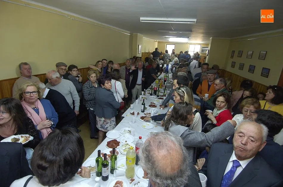 Foto 4 - Vecinos y forasteros de El Bod&oacute;n se re&uacute;nen en torno a la mesa tras procesionar al Santo Cristo  