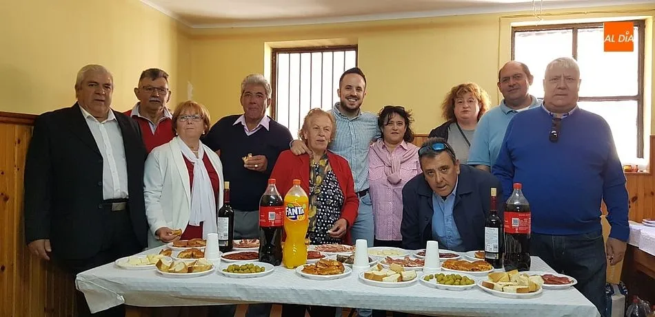 Foto 2 - Vecinos y forasteros de El Bod&oacute;n se re&uacute;nen en torno a la mesa tras procesionar al Santo Cristo  