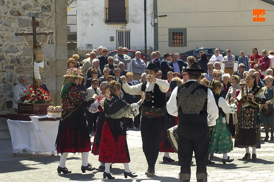 Bailes a las puertas del templo | Fotos: Adrián Martín