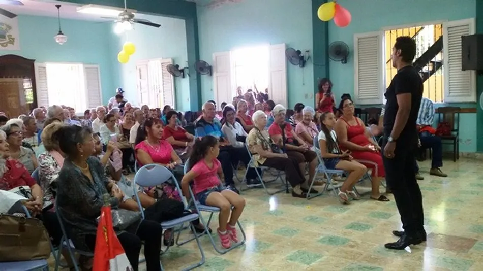 Momento de la actuación del tenor Saed en el centro del Club Villarino en La Habana