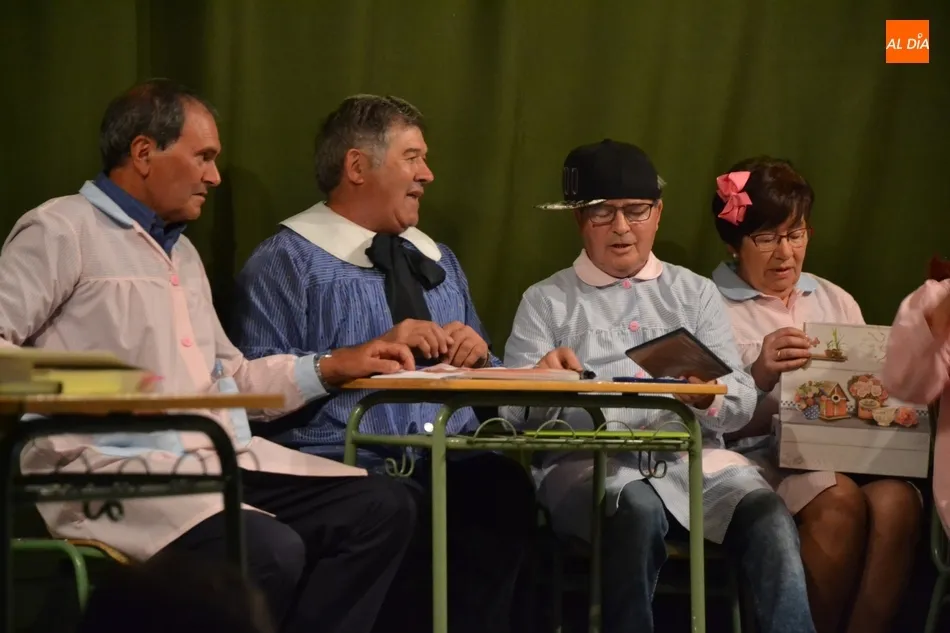 Foto 10 - Lleno hasta los topes en la cita teatral con los alumnos de la Universidad de la Experiencia  