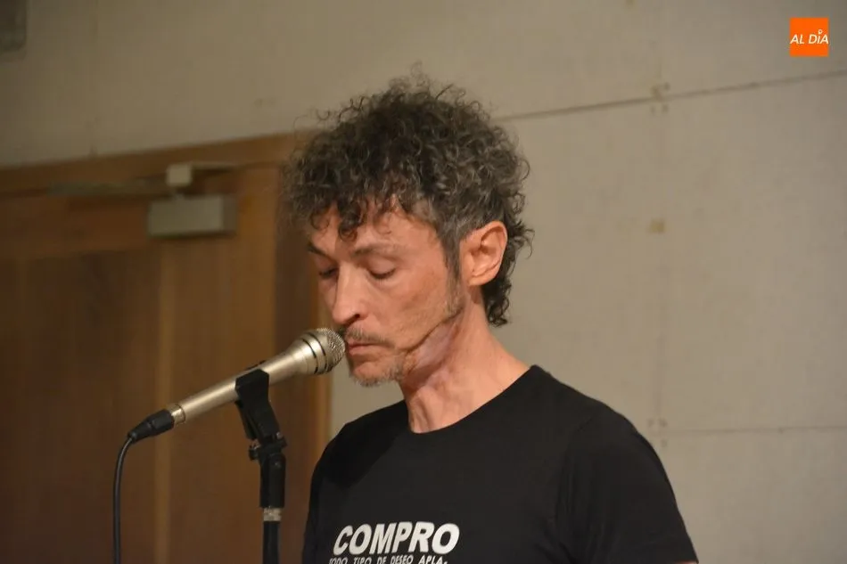 Foto 3 - Emilio Papel presenta su poemario &lsquo;LeTras de Cuerpo&rsquo; en la Casa de las Conchas