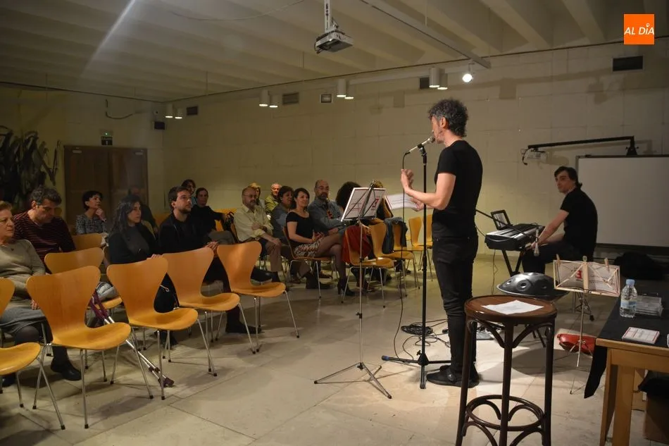 Foto 2 - Emilio Papel presenta su poemario &lsquo;LeTras de Cuerpo&rsquo; en la Casa de las Conchas