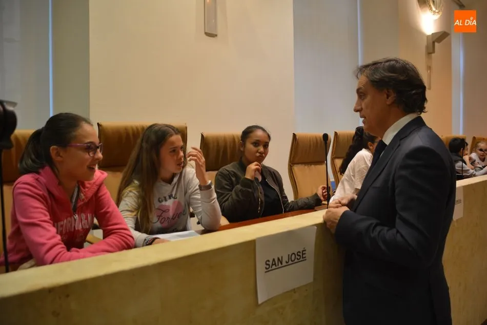 Foto 3 - Una treintena de menores traslada sus propuestas al alcalde para seguir mejorando la ciudad  