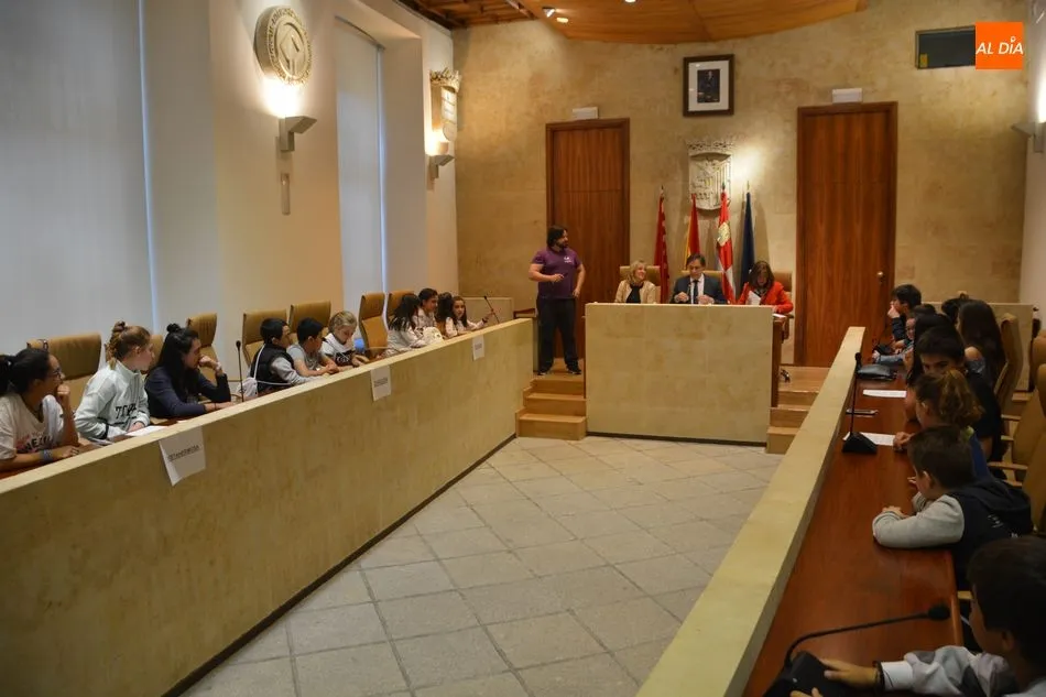 Foto 2 - Una treintena de menores traslada sus propuestas al alcalde para seguir mejorando la ciudad  