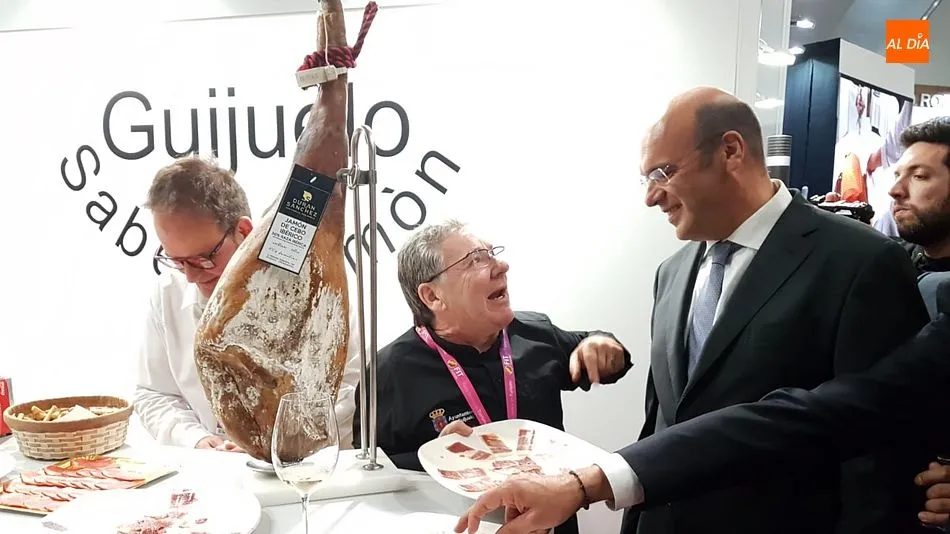 Visita del ministro portugués de Economía al stand de Guijuelo en la FIT