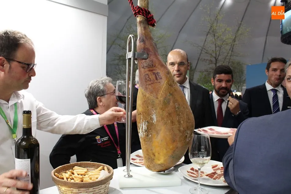 Foto 9 - Guijuelo promociona sus productos en la Feria Ib&eacute;rica de Turismo de Guarda  