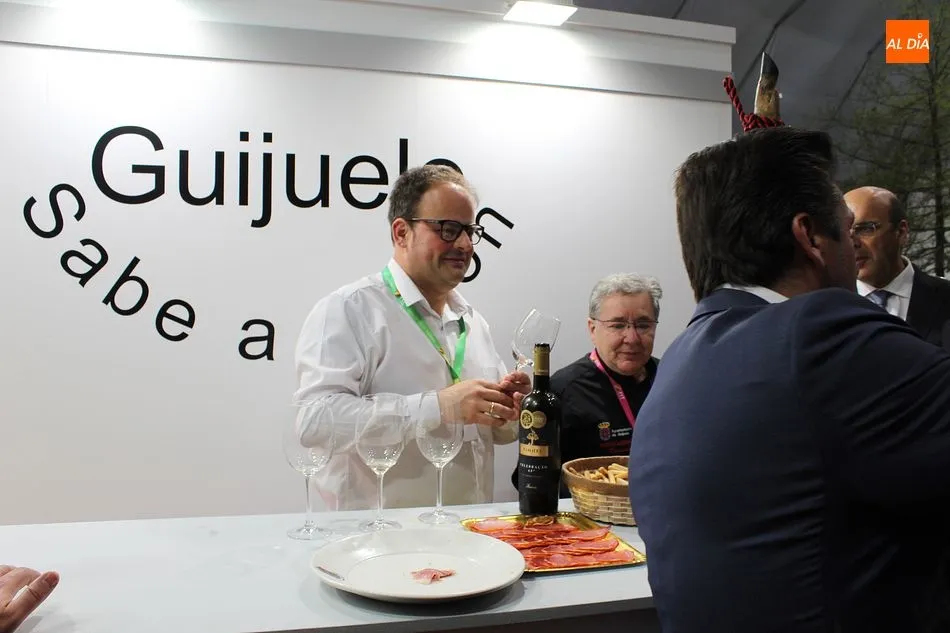 Foto 8 - Guijuelo promociona sus productos en la Feria Ib&eacute;rica de Turismo de Guarda  