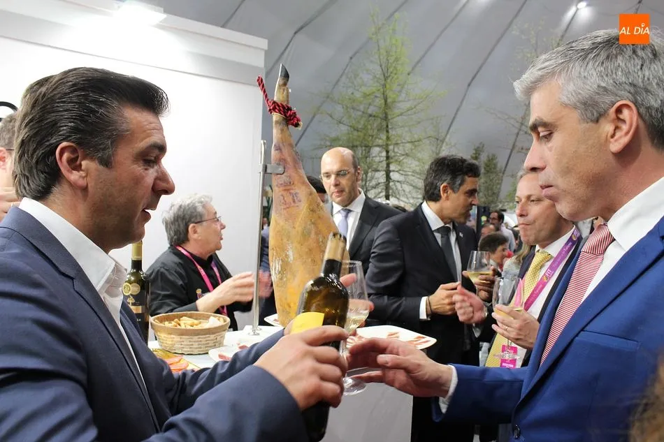 Foto 7 - Guijuelo promociona sus productos en la Feria Ib&eacute;rica de Turismo de Guarda  