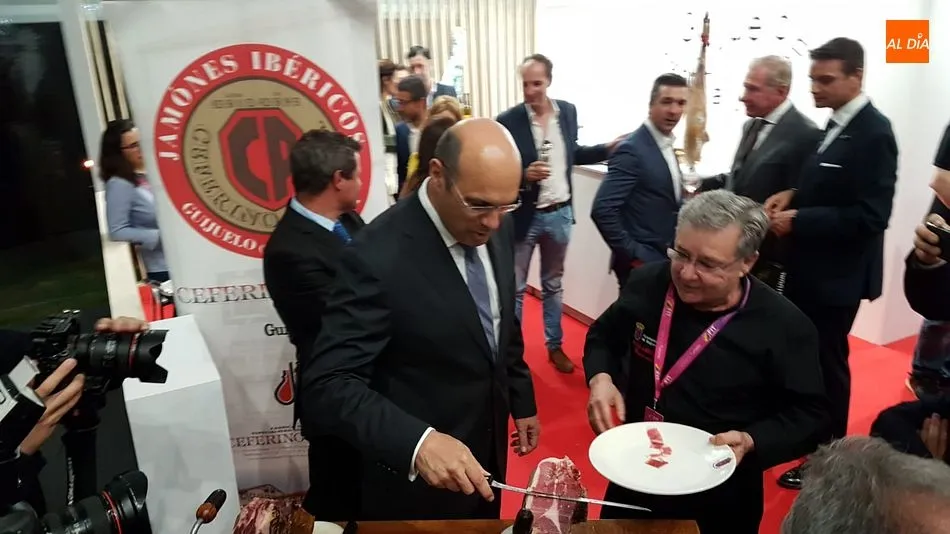Foto 6 - Guijuelo promociona sus productos en la Feria Ib&eacute;rica de Turismo de Guarda  