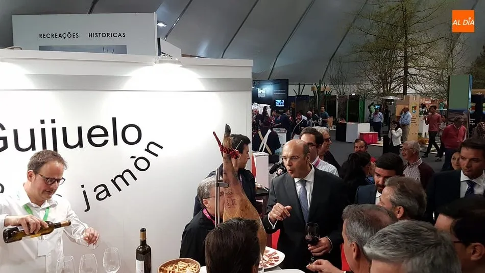 Foto 4 - Guijuelo promociona sus productos en la Feria Ib&eacute;rica de Turismo de Guarda  