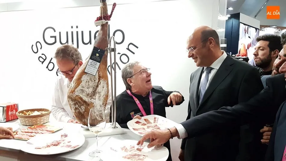 Foto 2 - Guijuelo promociona sus productos en la Feria Ib&eacute;rica de Turismo de Guarda  