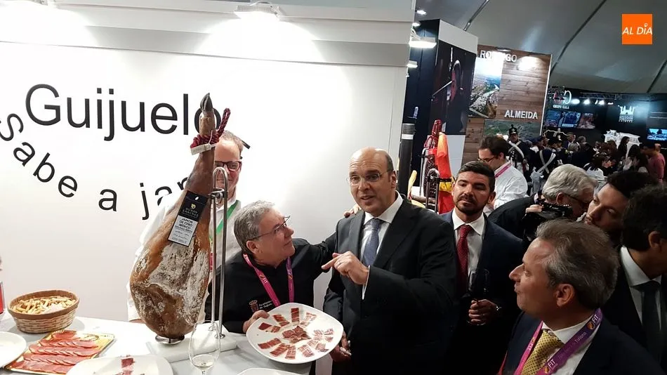 Foto 3 - Guijuelo promociona sus productos en la Feria Ib&eacute;rica de Turismo de Guarda  