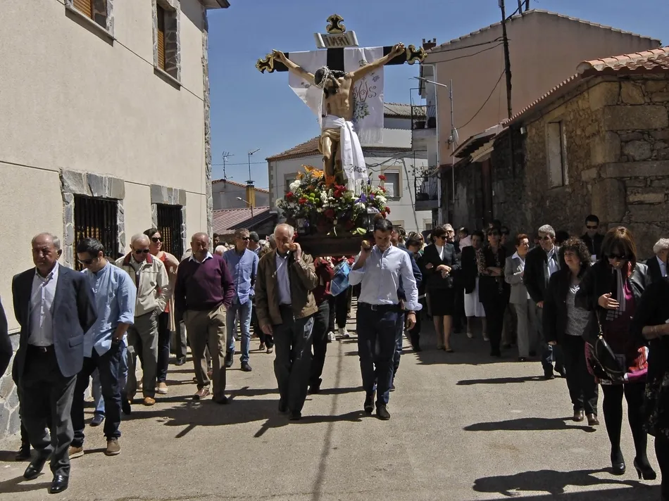Recorrido del Santo Cristo por las calles de la localidad | Fotos: Javier Antúnez