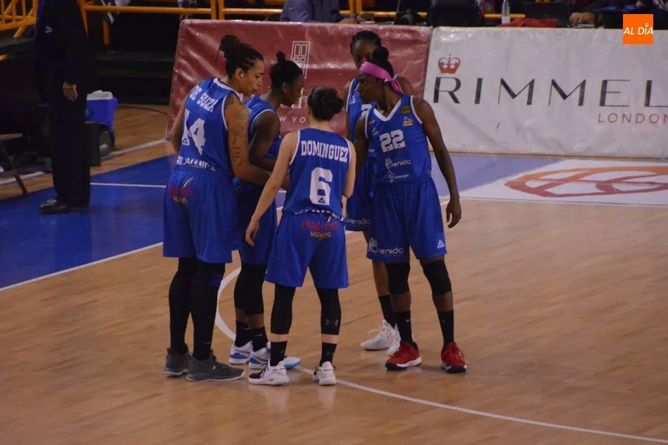 Las jugadoras de Avenida se conjuran antes del partido / Lydia González