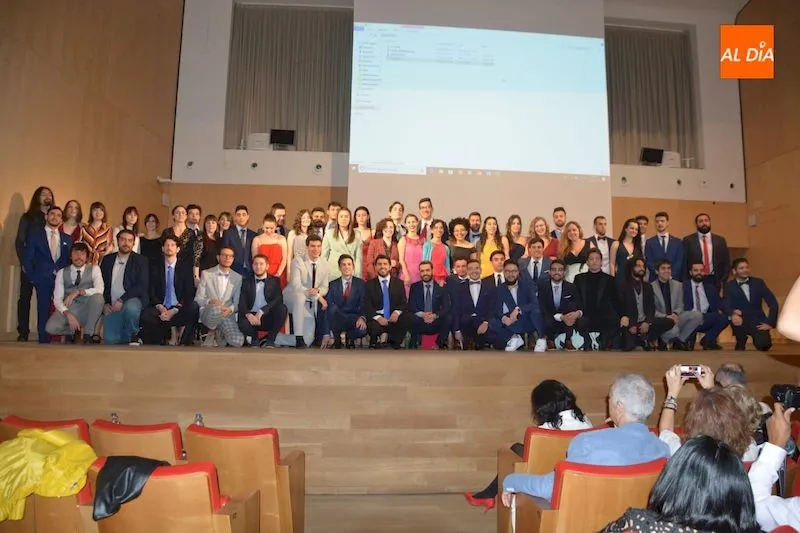 Foto de familia de los graduados / Lydia González