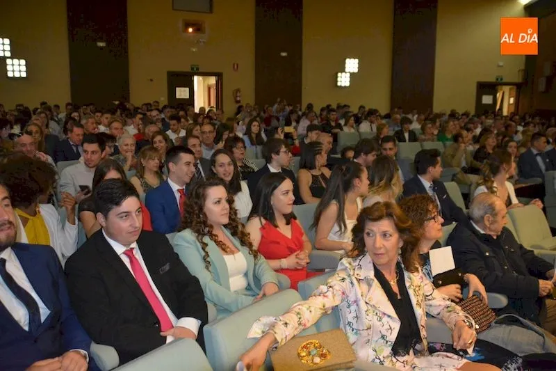 Acto de graduación en la Facultad de Ciencias Químicas / Lydia González