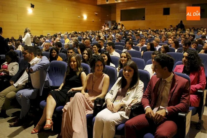 Alumnos en la graduación / Elena López