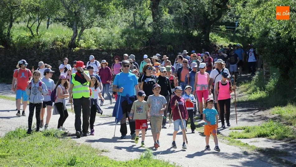 La VII Marcha Solidaria de Saucelle congrega a más de 300 senderistas