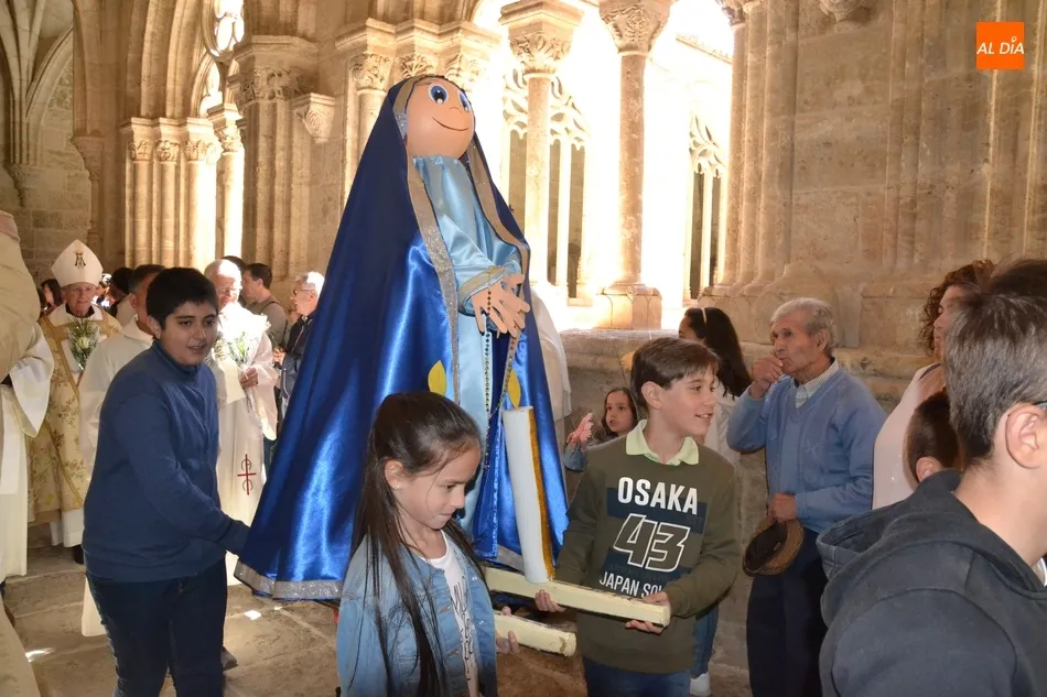 La Ofrenda Floral a la Virgen María estrena procesión por el Claustro de la Catedral  