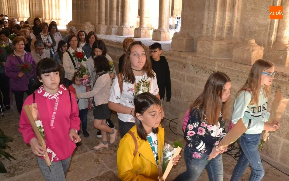 Foto 11 - La Ofrenda Floral a la Virgen Mar&iacute;a estrena procesi&oacute;n por el Claustro de la Catedral  