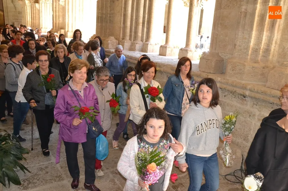 Foto 10 - La Ofrenda Floral a la Virgen Mar&iacute;a estrena procesi&oacute;n por el Claustro de la Catedral  
