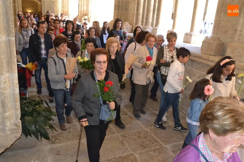Foto 9 - La Ofrenda Floral a la Virgen Mar&iacute;a estrena procesi&oacute;n por el Claustro de la Catedral  
