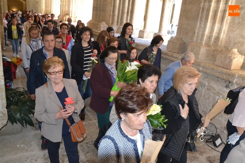 Foto 8 - La Ofrenda Floral a la Virgen Mar&iacute;a estrena procesi&oacute;n por el Claustro de la Catedral  