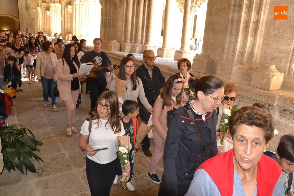 Foto 6 - La Ofrenda Floral a la Virgen Mar&iacute;a estrena procesi&oacute;n por el Claustro de la Catedral  