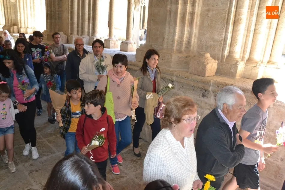 Foto 5 - La Ofrenda Floral a la Virgen Mar&iacute;a estrena procesi&oacute;n por el Claustro de la Catedral  