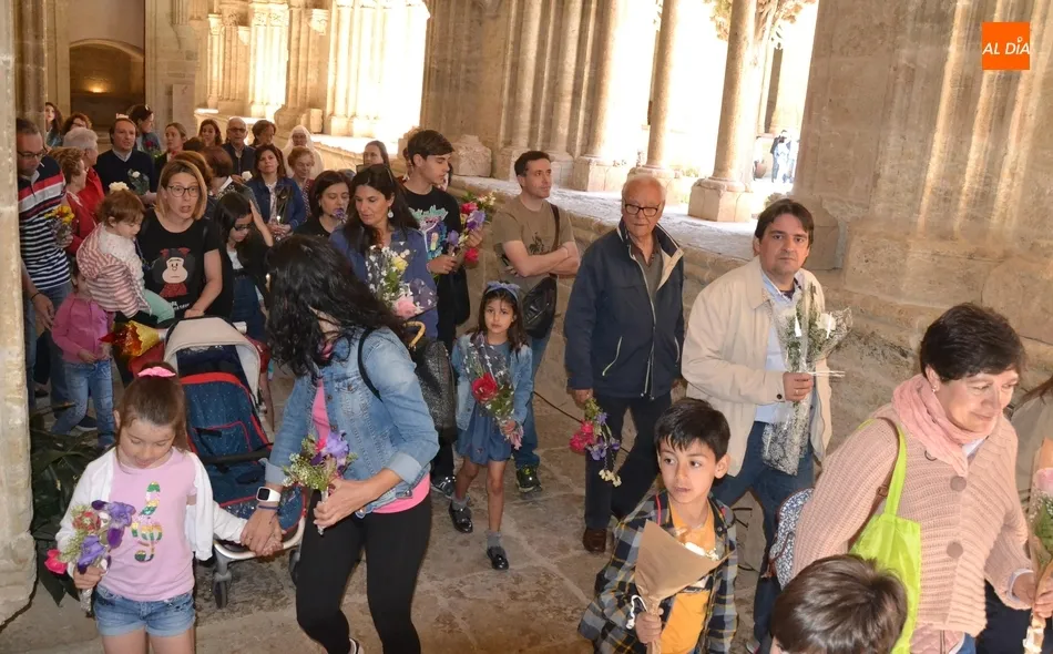 Foto 4 - La Ofrenda Floral a la Virgen Mar&iacute;a estrena procesi&oacute;n por el Claustro de la Catedral  