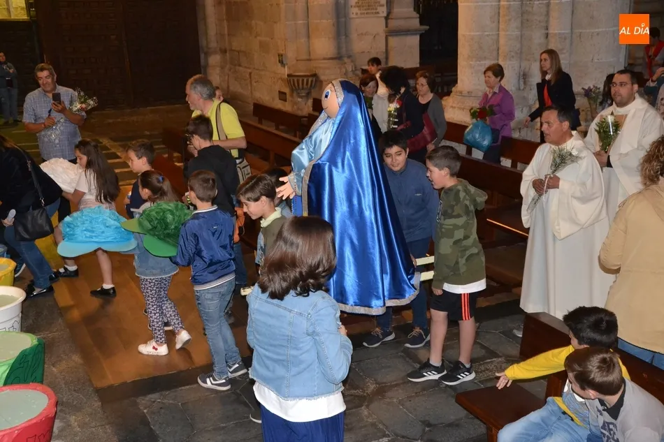Foto 2 - La Ofrenda Floral a la Virgen Mar&iacute;a estrena procesi&oacute;n por el Claustro de la Catedral  