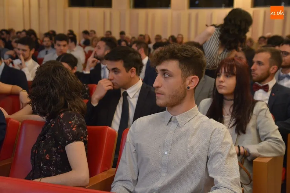 Foto 5 - Emocionante graduaci&oacute;n de los alumnos de Geograf&iacute;a e Historia de la Universidad de Salamanca
