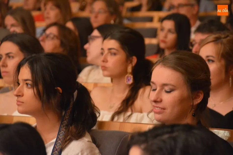 Foto 3 - Una nueva promoci&oacute;n de psic&oacute;logos de la Universidad de Salamanca celebra su acto de graduaci&oacute;n