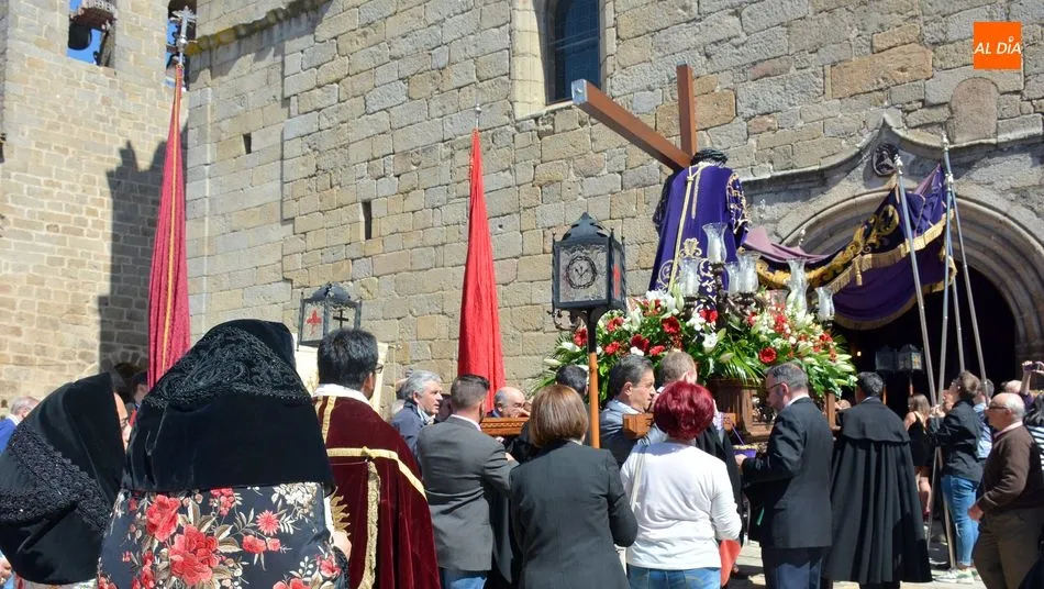 Foto 8 - Cofrades, vecinos y peregrinos dan muestras de su fe al Jes&uacute;s Nazareno de San Felices de los...