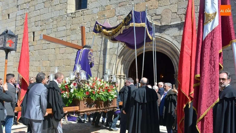 Foto 5 - Cofrades, vecinos y peregrinos dan muestras de su fe al Jes&uacute;s Nazareno de San Felices de los...