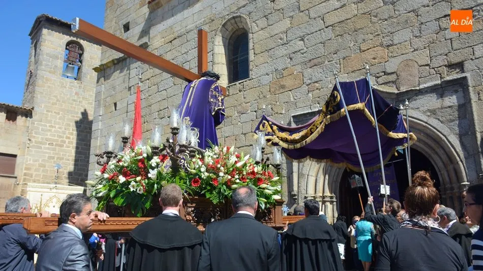Foto 9 - Cofrades, vecinos y peregrinos dan muestras de su fe al Jes&uacute;s Nazareno de San Felices de los...