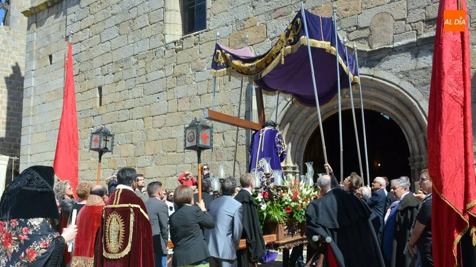 Foto 4 - Cofrades, vecinos y peregrinos dan muestras de su fe al Jes&uacute;s Nazareno de San Felices de los...