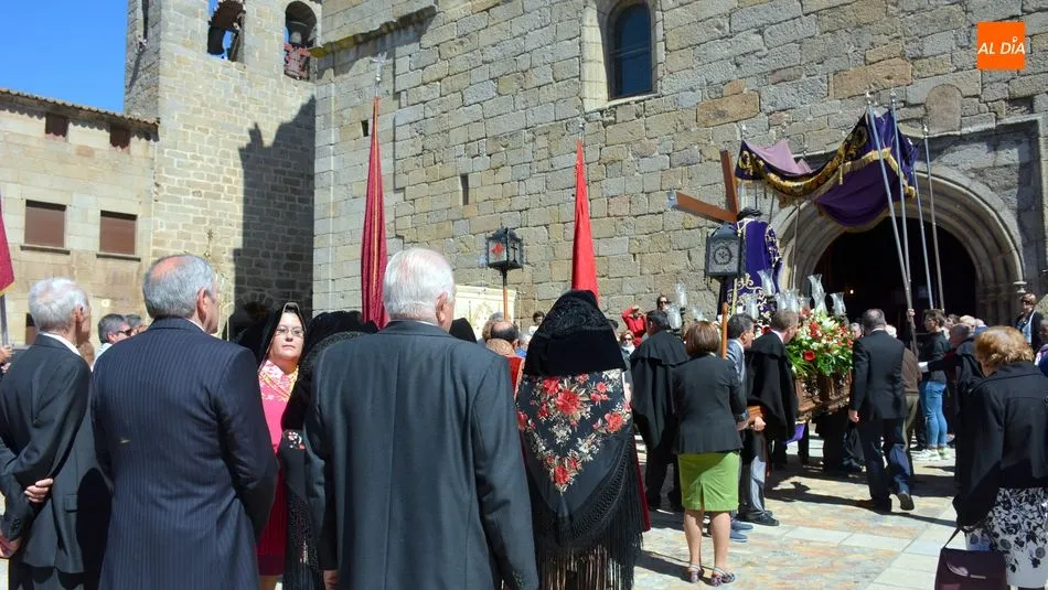 Foto 6 - Cofrades, vecinos y peregrinos dan muestras de su fe al Jes&uacute;s Nazareno de San Felices de los...