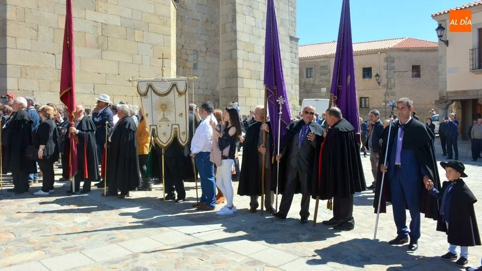 Foto 7 - Cofrades, vecinos y peregrinos dan muestras de su fe al Jes&uacute;s Nazareno de San Felices de los...