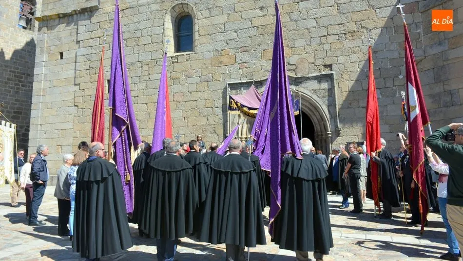 Foto 3 - Cofrades, vecinos y peregrinos dan muestras de su fe al Jes&uacute;s Nazareno de San Felices de los...