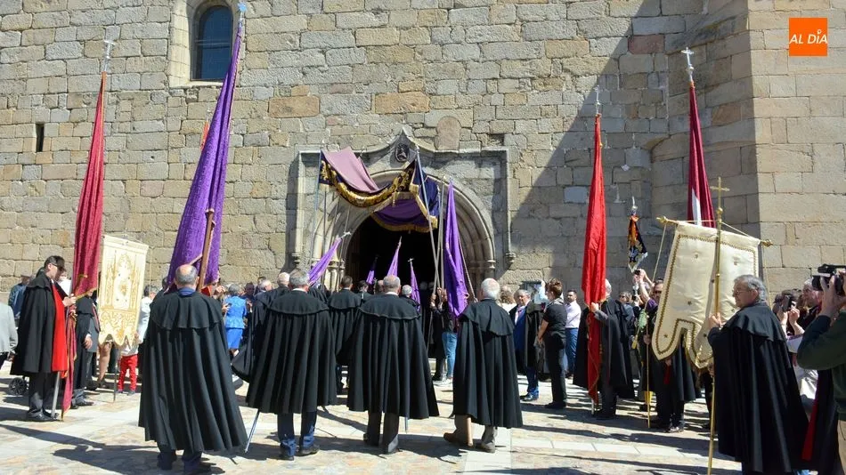 Foto 2 - Cofrades, vecinos y peregrinos dan muestras de su fe al Jes&uacute;s Nazareno de San Felices de los...
