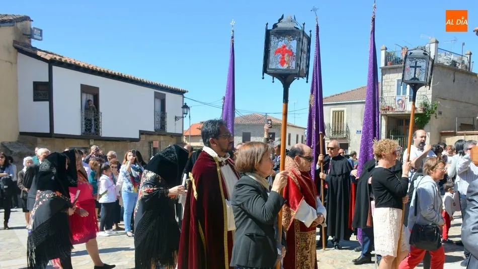 Foto 10 - Cofrades, vecinos y peregrinos dan muestras de su fe al Jes&uacute;s Nazareno de San Felices de los...