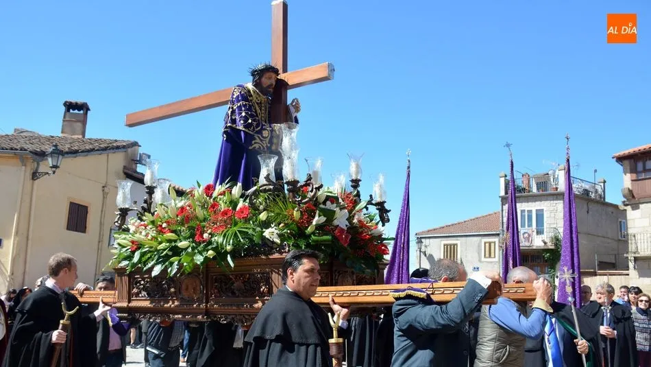Foto 11 - Cofrades, vecinos y peregrinos dan muestras de su fe al Jes&uacute;s Nazareno de San Felices de los...