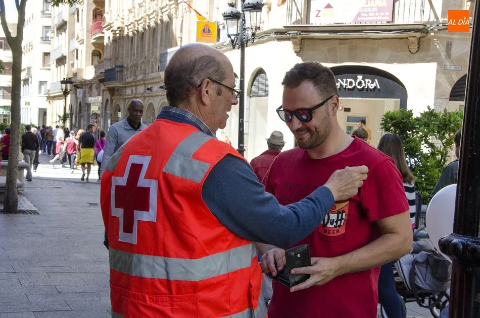 Foto 9 - La solidaridad de los salmantinos sale a relucir con motivo de la Fiesta de la Banderita de Cruz...