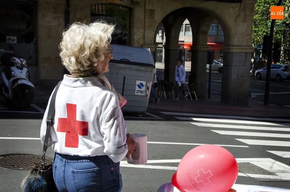 Foto 7 - La solidaridad de los salmantinos sale a relucir con motivo de la Fiesta de la Banderita de Cruz...