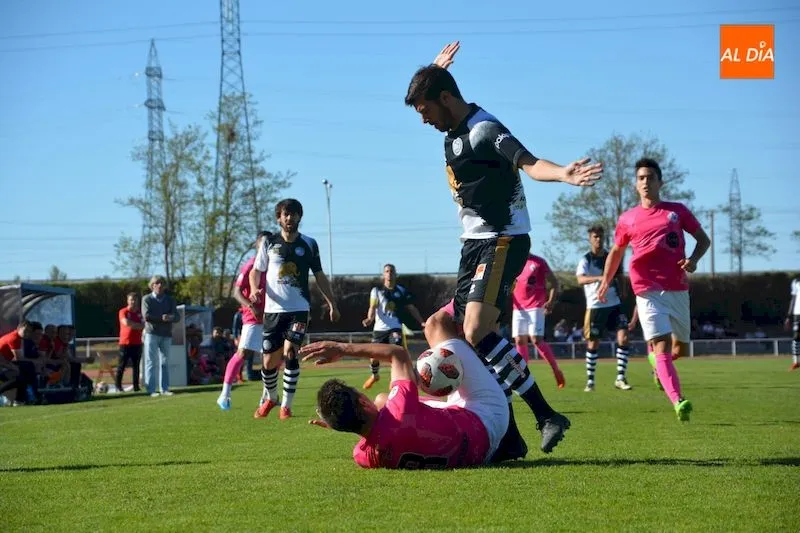 De la Nava presiona a un rival durante el partido / Lydia González