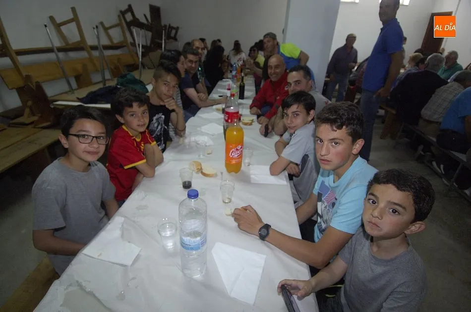Foto 9 - Los vecinos de Saelices degustan a cubierto una deliciosa paella  