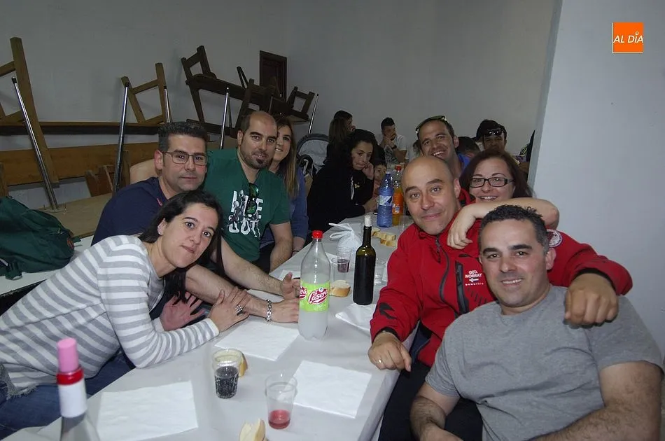 Los vecinos de Saelices degustan a cubierto una deliciosa paella  