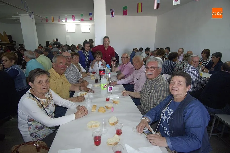 Foto 10 - Los vecinos de Saelices degustan a cubierto una deliciosa paella  